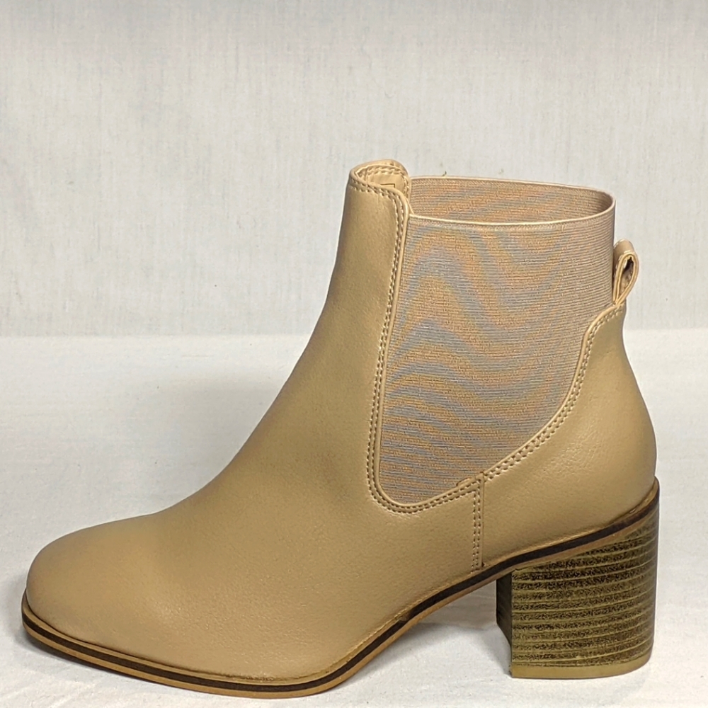 NEW Amazon Essentials Womens Square Block-heel Chelsea Boot Sz 5.5 beige